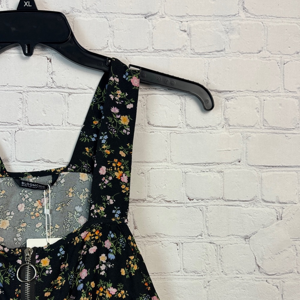 BloomChic Black Floral Mini Overall Dress Size Medium 10 - Picture 3 of 6